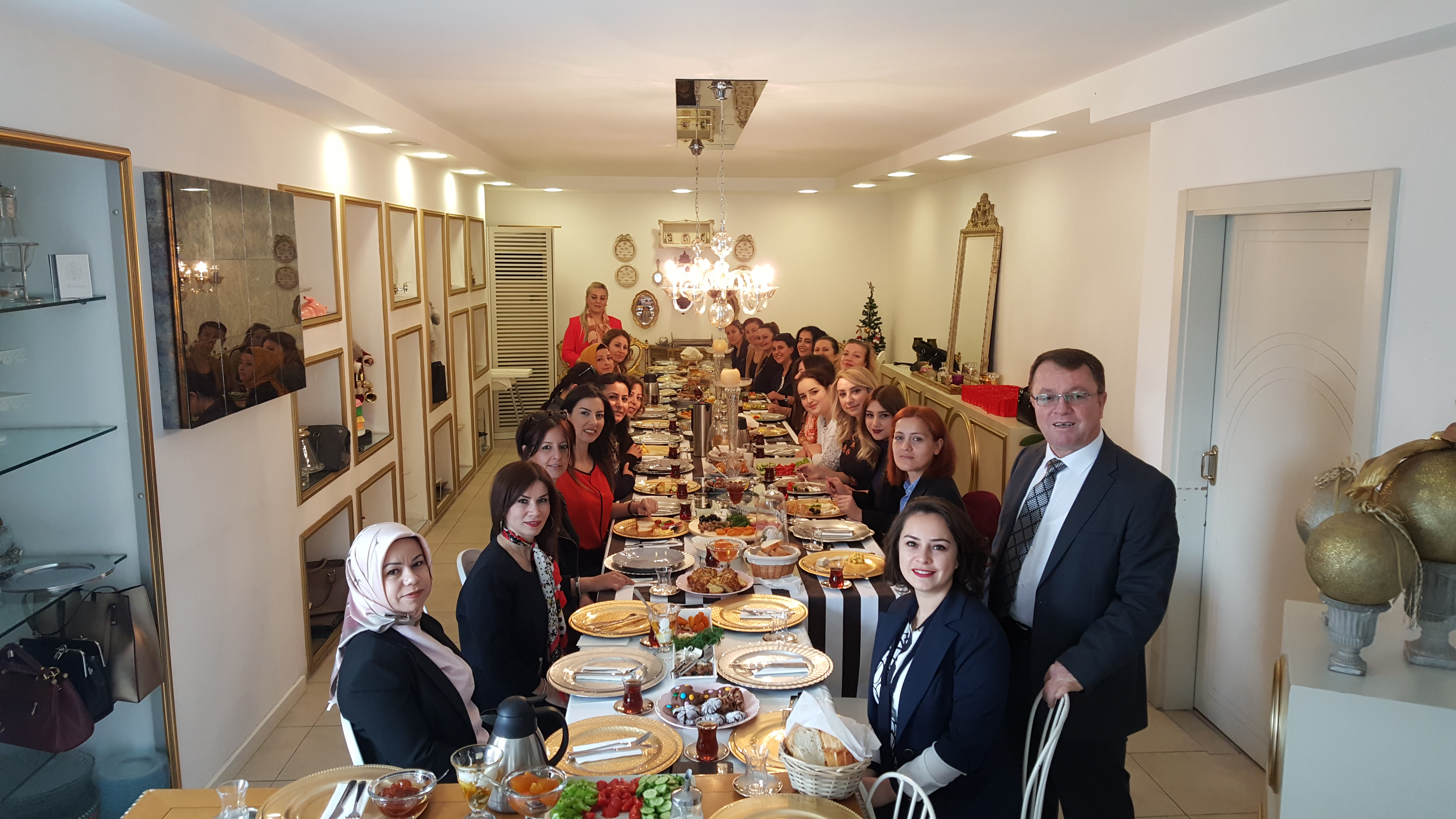 ANSAD 8 MART DÜNYA KADINLAR GÜNÜNDE KADIN MESLEKTAŞLARI İLE BULUŞTUR